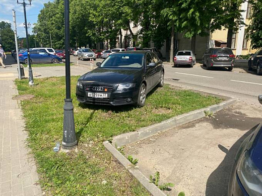 Ивановца возмутил припаркованный на газоне автомобиль